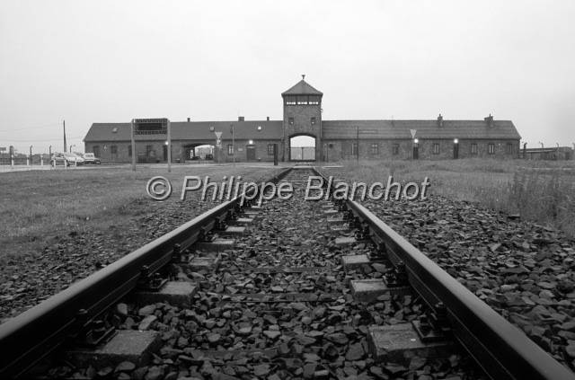 auschwitz 01.JPG - La Porte de la MortCamp de ConcentrationAuschwitz (Oswiecim)Petite Pologne, MalopolskaPologne